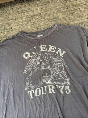 AE Queen Tour '75 Graphic Tee